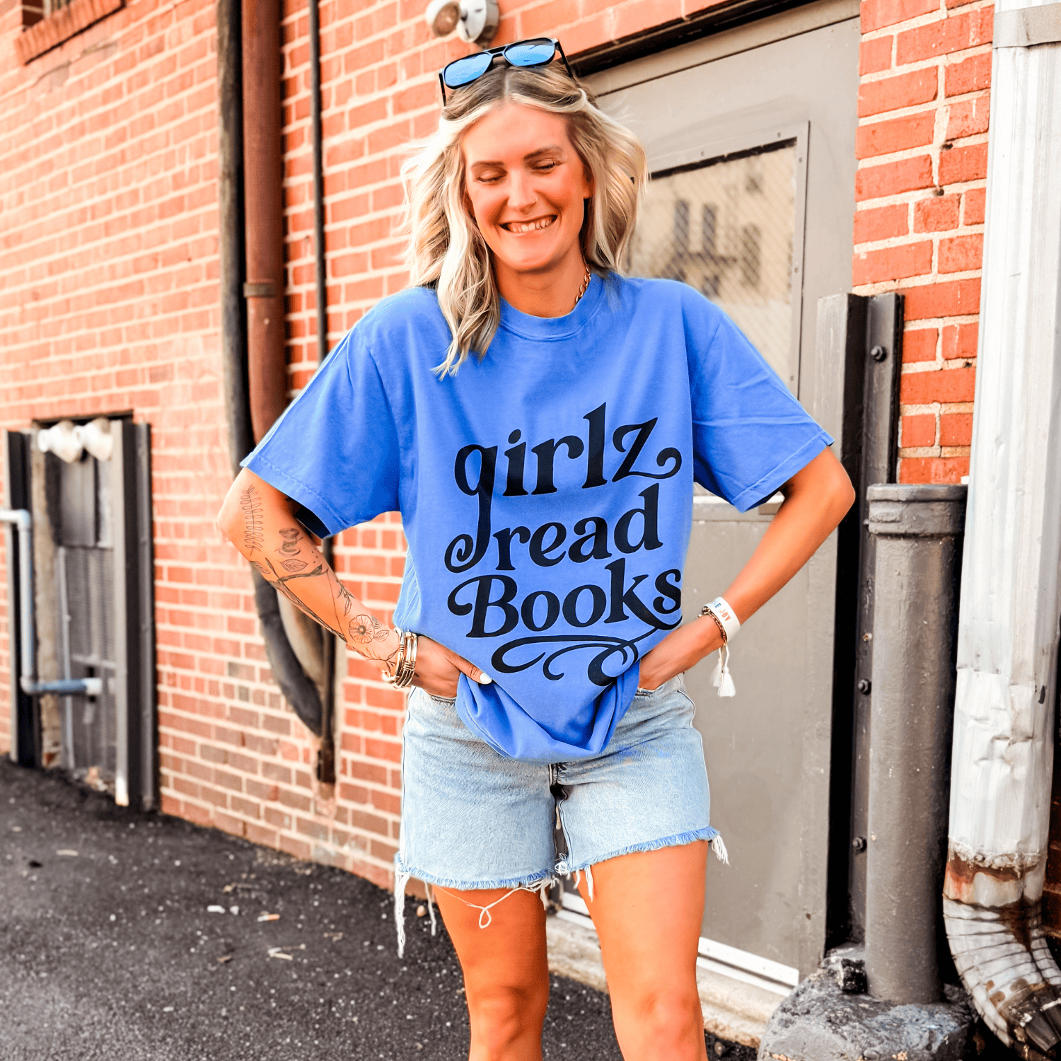 Girlz Read Books Tee